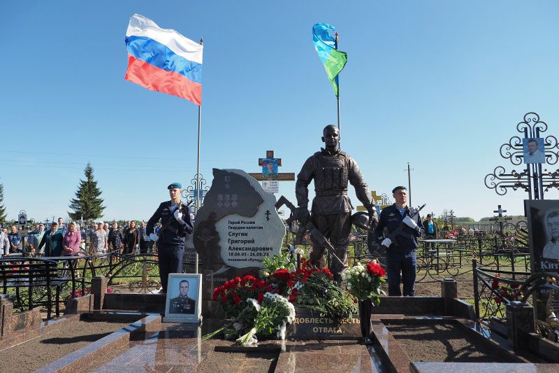 p9141995 В Мордовии открыли памятник герою СВО Григорию Слугину