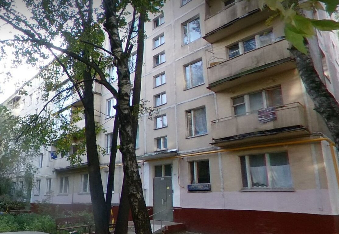 pens zastryal v vannoy e1726182008963 В Москве пенсионер застрял в ванне и залил всех соседей, крича о помощи на весь двор