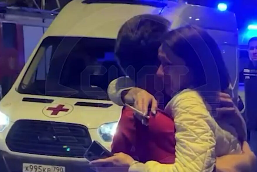 plachuschaya mat e1725937053885 В сети появилось видео безутешно рыдающей матери погибшего при атаке БПЛА на жилой дом в Раменском 9-летнего ребенка