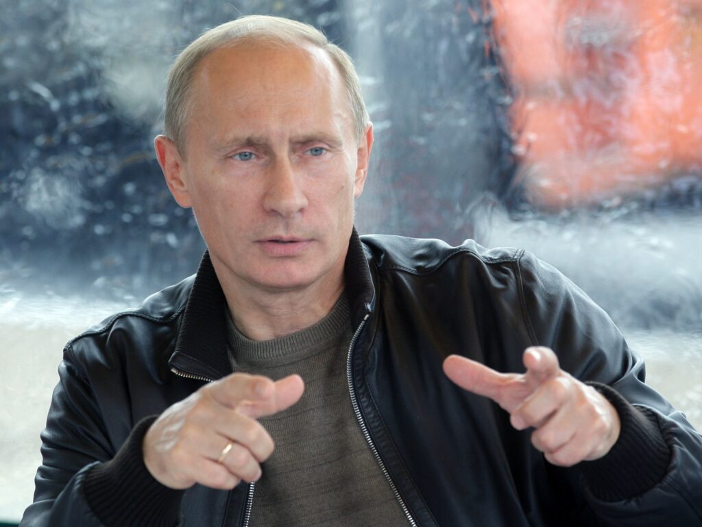 posedevshiy putin e1726180942101 «Турин поздравляет Путина с днем рождения»: стало известно, кто повесил баннер президента РФ в центре итальянского города