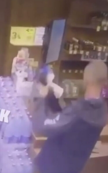 strelba v kurske foto e1725925375178 В сети появилось видео ЧП в Курске, где в магазин ворвался мужчина с автоматом, открыл стрельбу и унес весь алкоголь: стрелка задержали