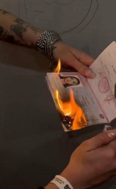 blogersha sozhgla pasport foto e1728068761403 Опубликовано видео, как скандальная блогерша из Брянска сожгла российский паспорт: даму отправили в колонию