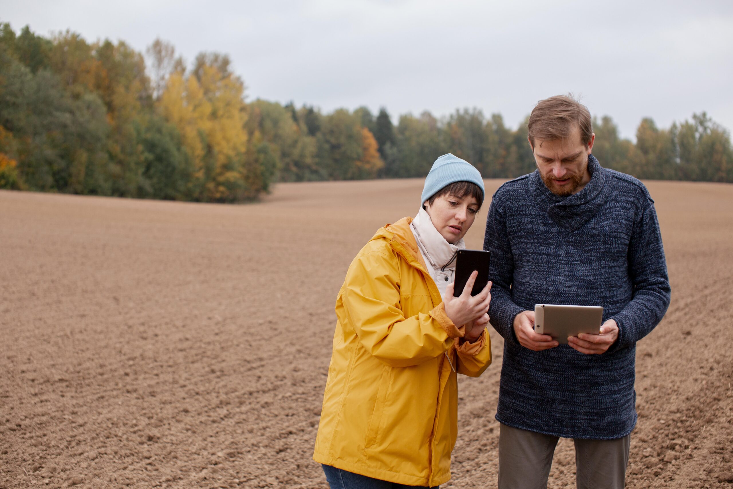 close up farmer using digital device scaled билайн в Республике Мордовия ускорил мобильный интернет для 19 тысяч сельчан