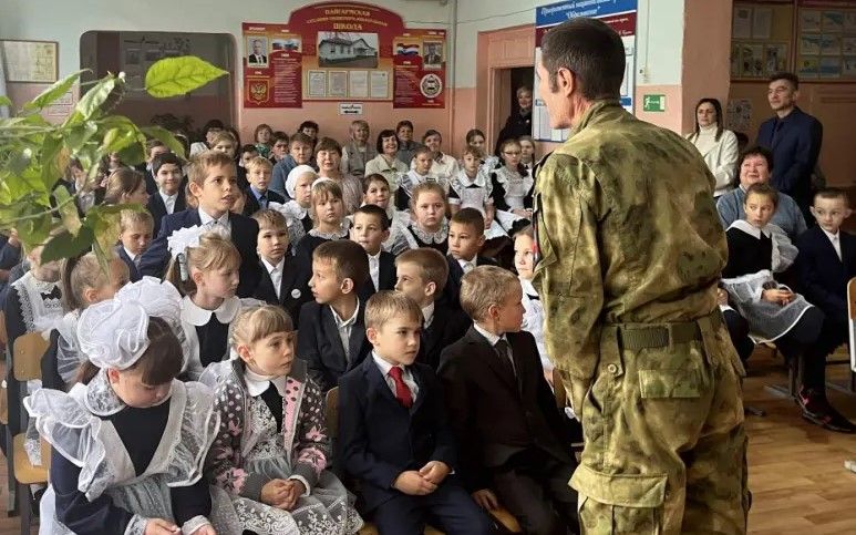 i 28 tskuekn Участник СВО провел урок мужества в Пайгармской школе