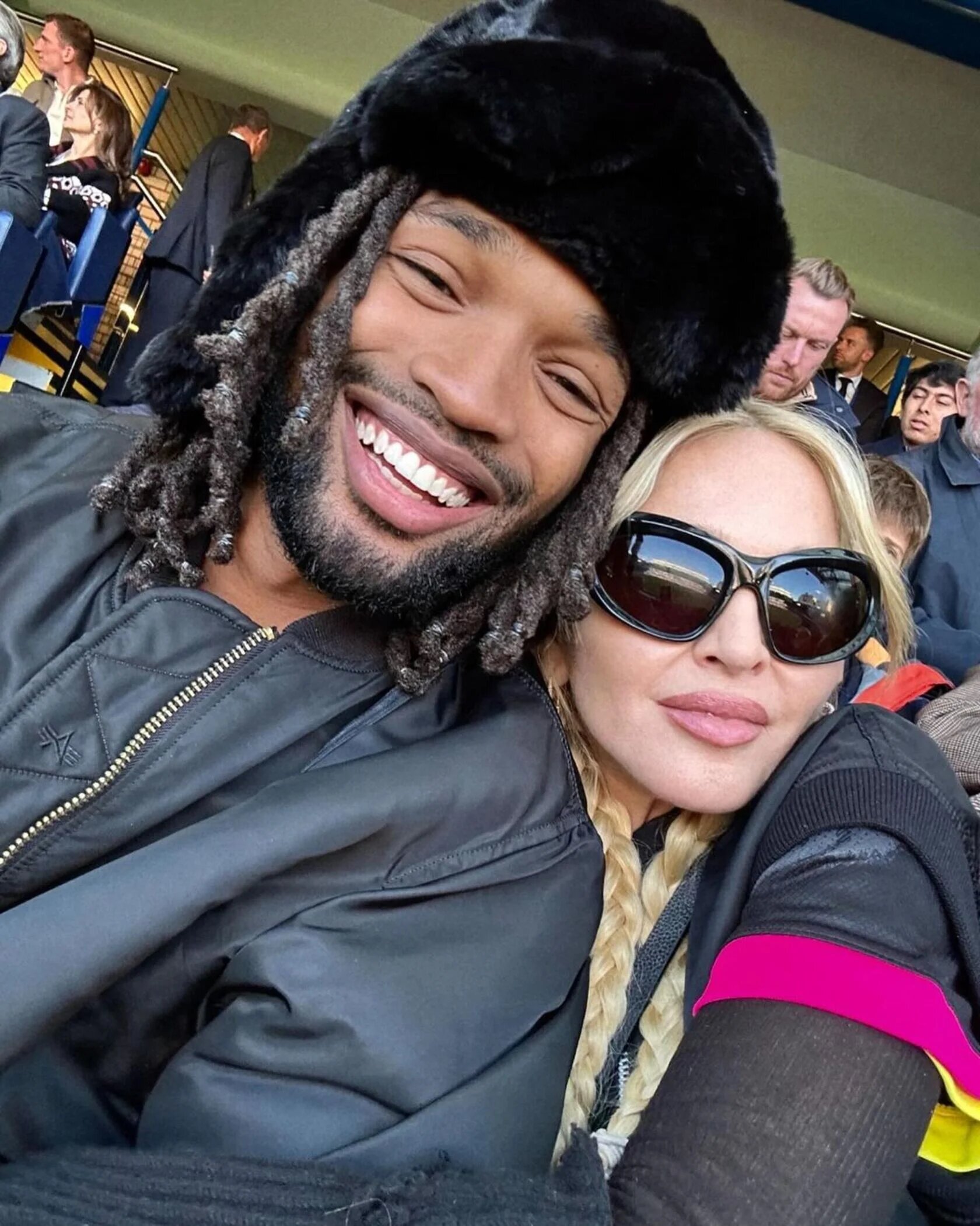 madonna i niger На 38 лет старше, но выглядит счастливой: стали известны пикантные детали свидания 66-летней Мадонны с бойфрендом в шапке-ушанке