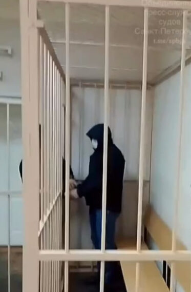 menta arestovali v spb foto e1730155490469 Прятался от камер за очками и капюшоном: в сети появилось видео из суда в Петербурге, который арестовал полицейского-садиста  