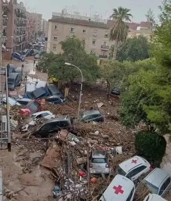 navodnenie v valensii e1730330087560 «Число жертв достигло почти ста»: на испанскую Валенсию обрушилось разрушительное наводнение