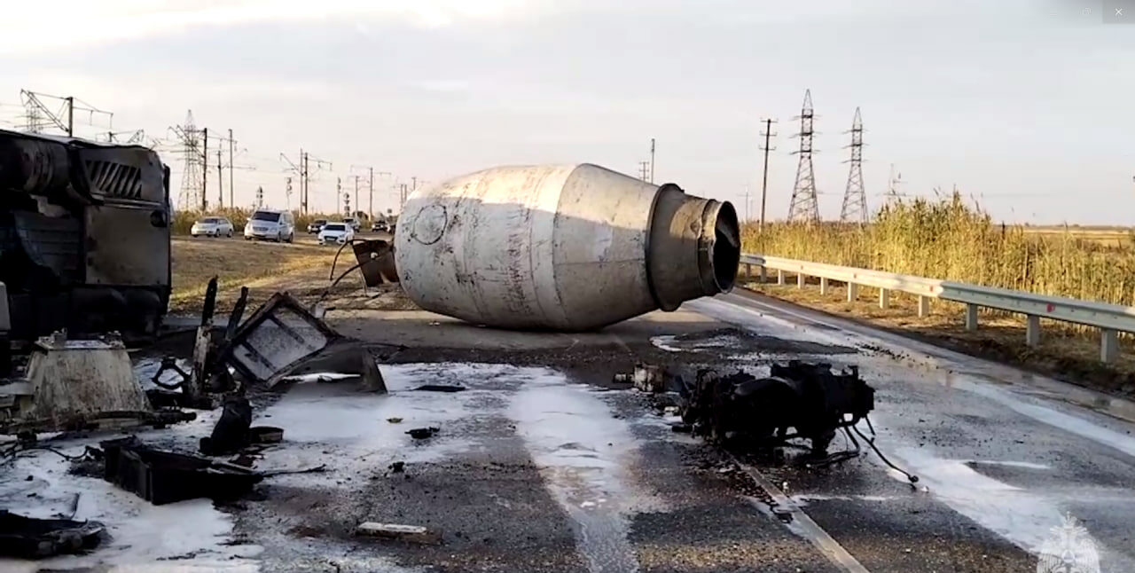 smertelnaya avariya v astrahani mchs e1728693590783 В МЧС рассказали детали кошмарной аварии в Астрахани с вахтовиками из Москвы и бетономешалкой: погибли 3 человека, 17 – пострадали