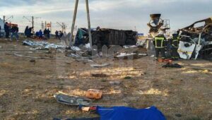 В МЧС рассказали детали кошмарной аварии в Астрахани с вахтовиками из Москвы и бетономешалкой: погибли 3 человека, 17 – пострадали