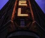 vertical shot big building with hotel sign dark blue sky «В отеле нашли три трупа»: озвучены неожиданные детали гибели в Ташкенте журналистки из России и ее друга, которых кто-то отравил