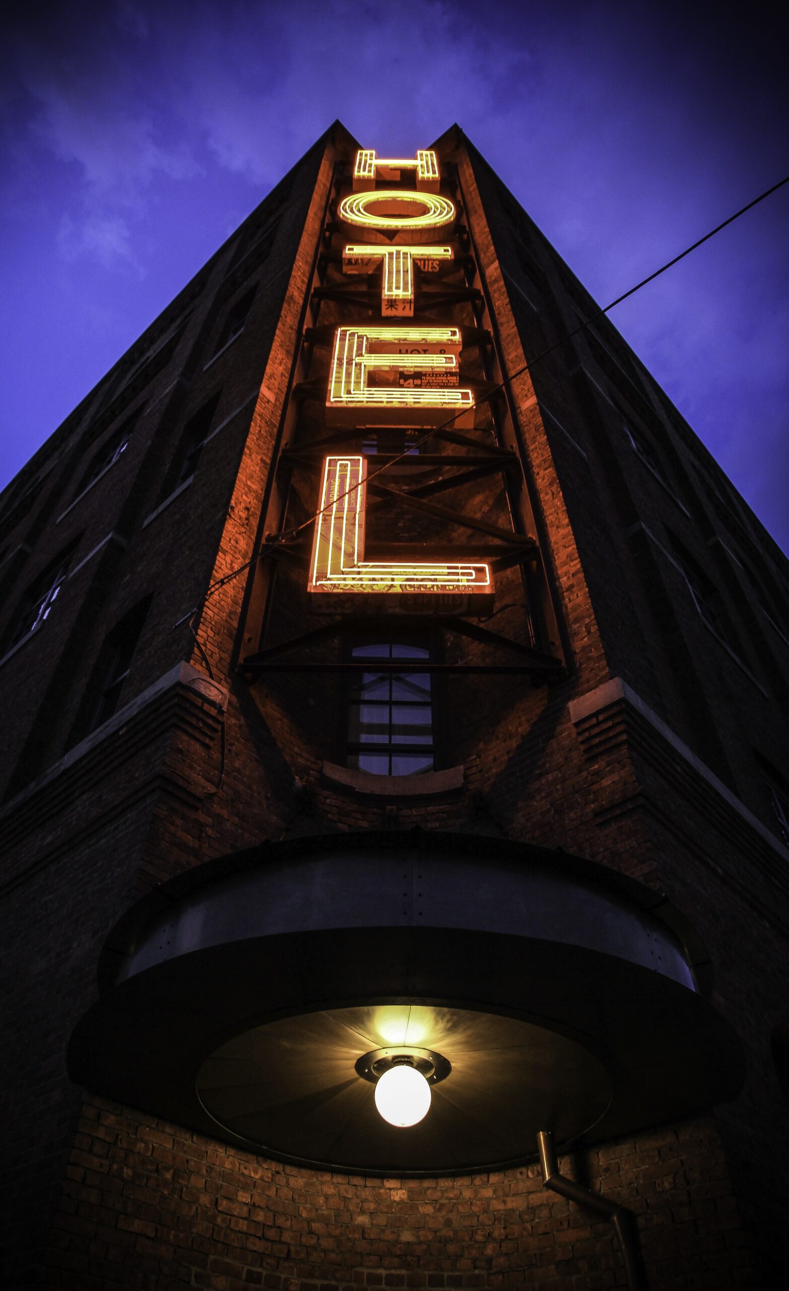 vertical shot big building with hotel sign dark blue sky scaled «В отеле нашли три трупа»: озвучены неожиданные детали гибели в Ташкенте журналистки из России и ее друга, которых кто-то отравил