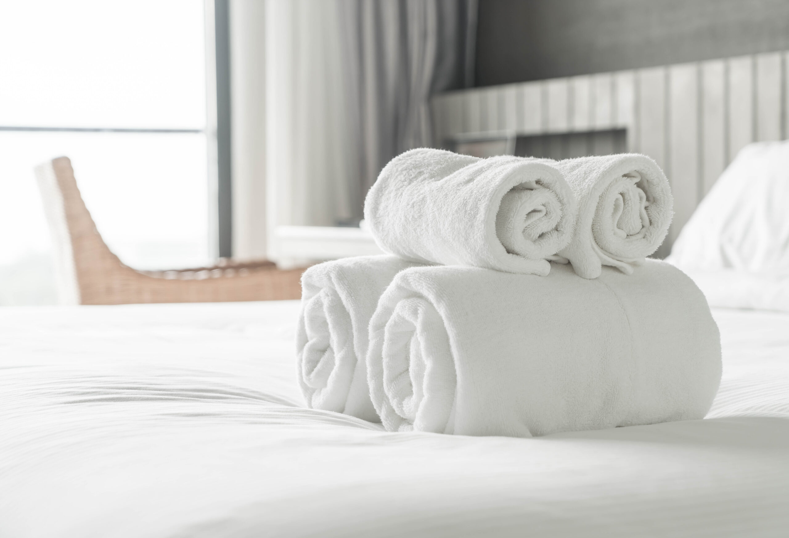 white towel bed decoration bedroom interior scaled Стало известно, кто и как нашел российскую журналистки Паперную и ее друга, погибших в Ташкенте, и когда их тела доставят на Родину