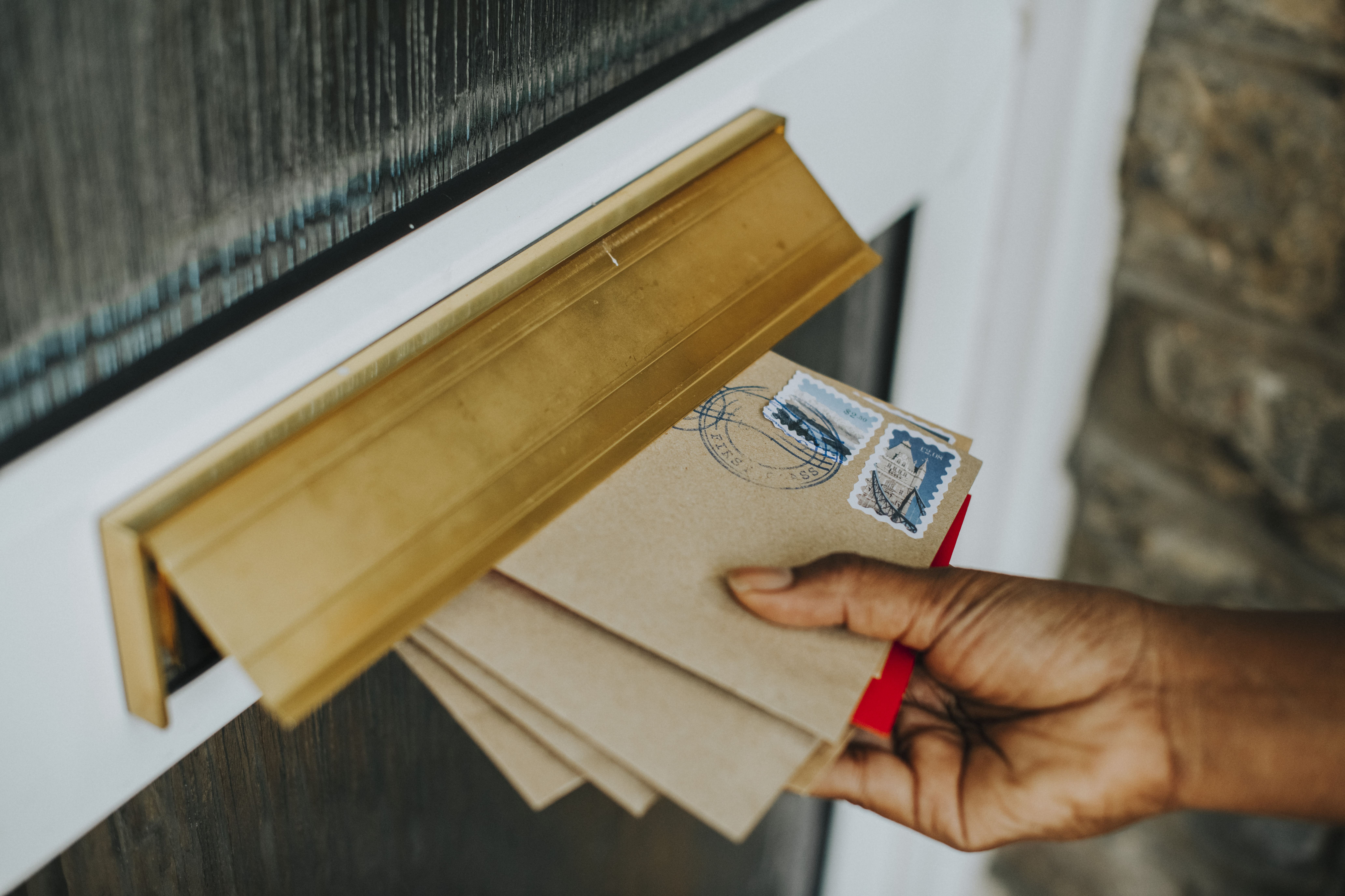 woman picking up mail В Мордовии экс-начальник почты забирала себе пенсии и выручку