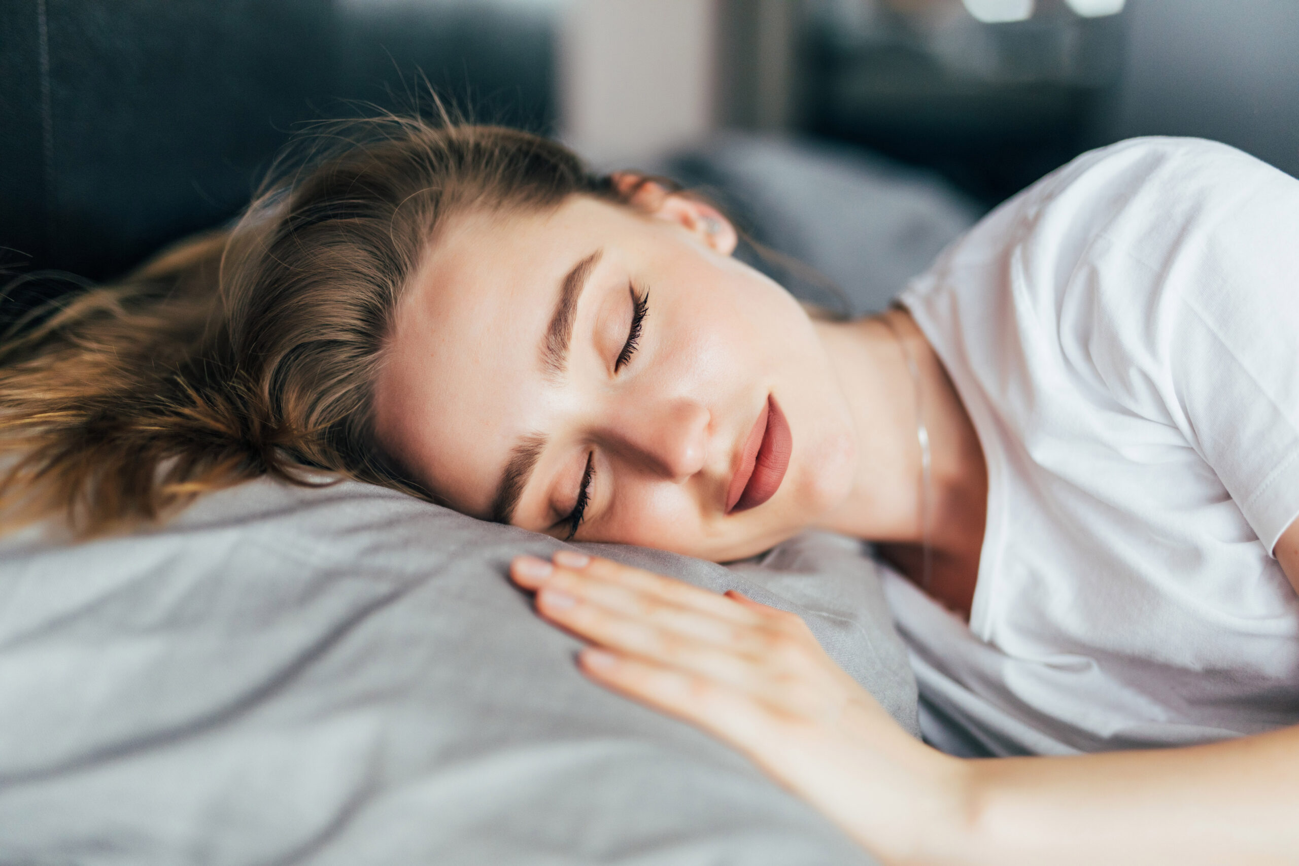 beautiful young brunette woman sleeping white bed scaled Жительница Мордовии ограбила спящую подругу