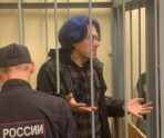 bloger frik podnebesnyy e1731691850578 В сети появилось видео блогера-фрика из Петербурга за решеткой, который совратил маленькую девочку: раньше он был следователем прокуратуры