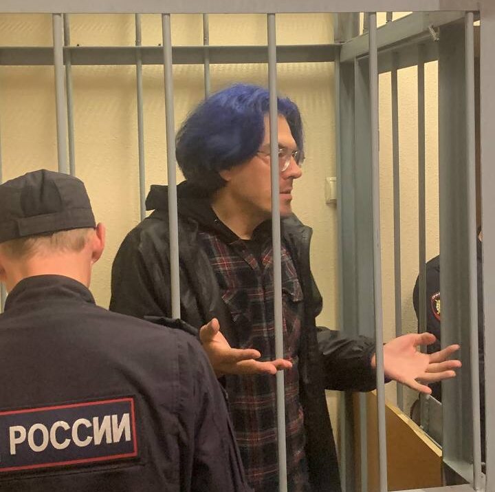 bloger frik podnebesnyy e1731691850578 В сети появилось видео блогера-фрика из Петербурга за решеткой, который совратил маленькую девочку: раньше он был следователем прокуратуры