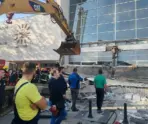 kozyrek ruhnul v serbii na platformu Трагедия в Сербии унесла жизни множества людей: на вокзале города Нови-Сад на платформу с пассажирами рухнул бетонный козырек
