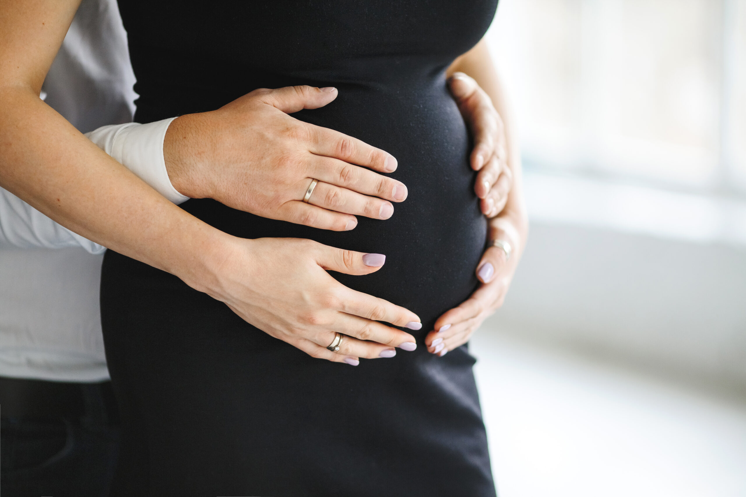 man holds hands her pregnant wife belly side view scaled В Мордовии можно бесплатно пройти процедуру ЭКО
