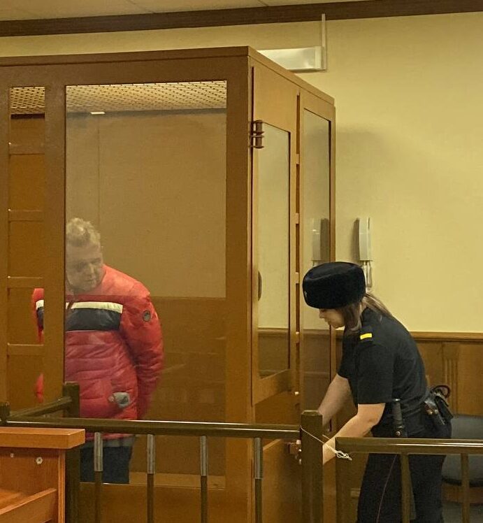 pedofil foto2 1 e1731432225241 "Мы тебе не только дверь сломаем": в сети появилось видео очень сурового задержания замдиректора школы-интерната в Петербурге, арестованного за педофилию