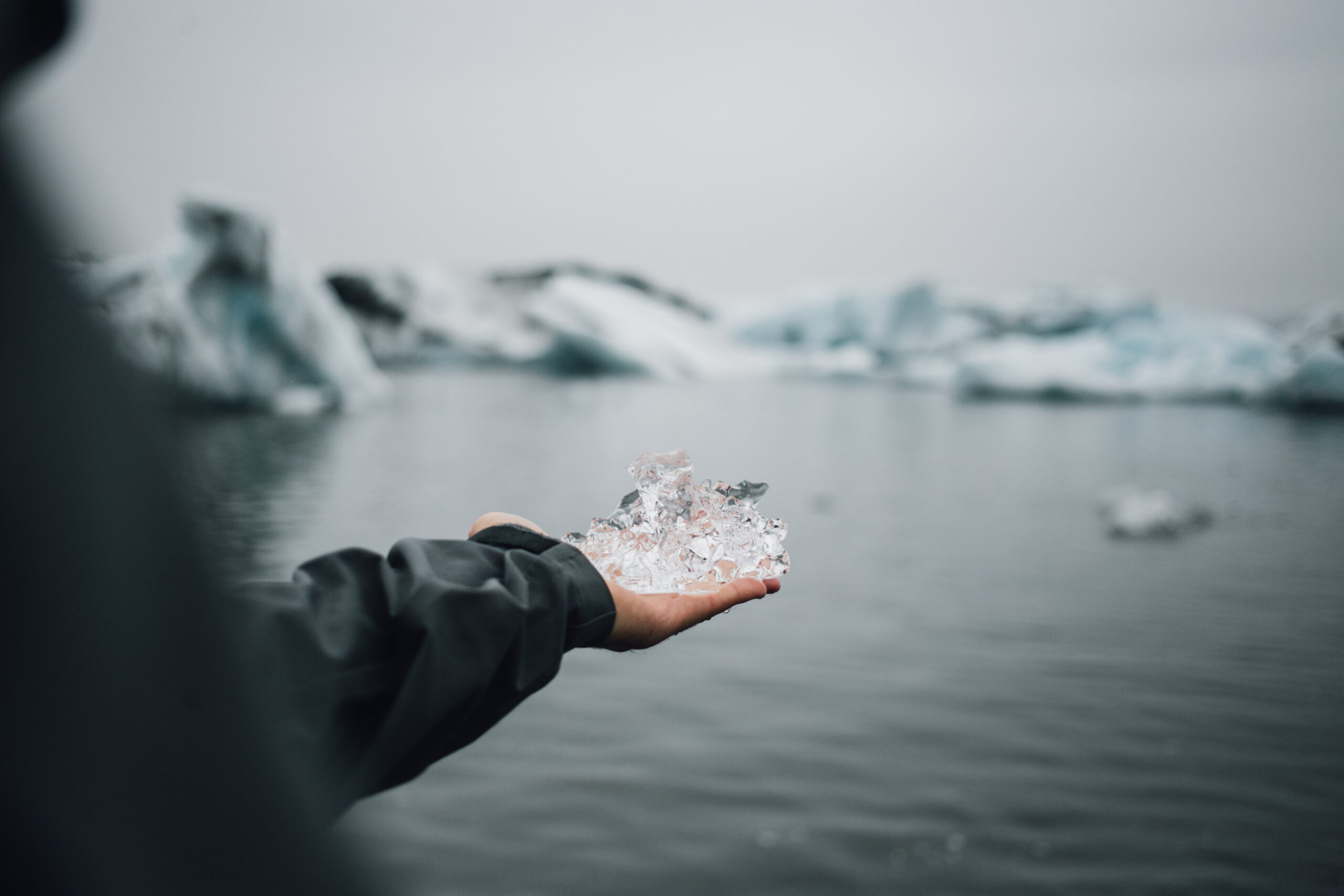 person holds piece glacier ice iceland scaled Жителей Мордовии предупредили о непрочном льде на водоемах