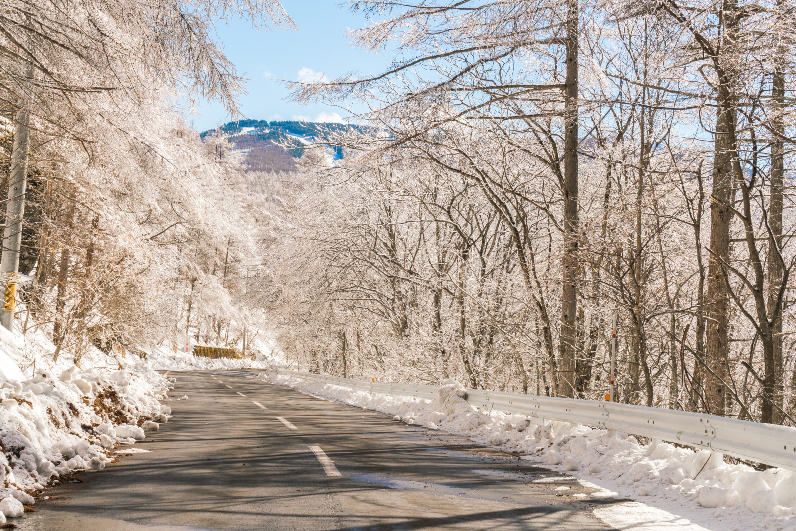 road mountain winter japan1 scaled Из-за ледяного дождя в Саранске в ДТП попали четыре автобуса