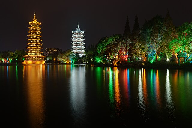 sun and moon pagodas guilin november 2017 hdr В Китае внедряют страхование на случай смерти на работе по причине высокой интенсивности труда