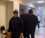 ubiytsa v omske e1730557947568 Прятал глаза, закрывался от камеры: в сети появилось видео ареста убийцы 15-летней школьницы из Москвы – ему грозит 15 лет