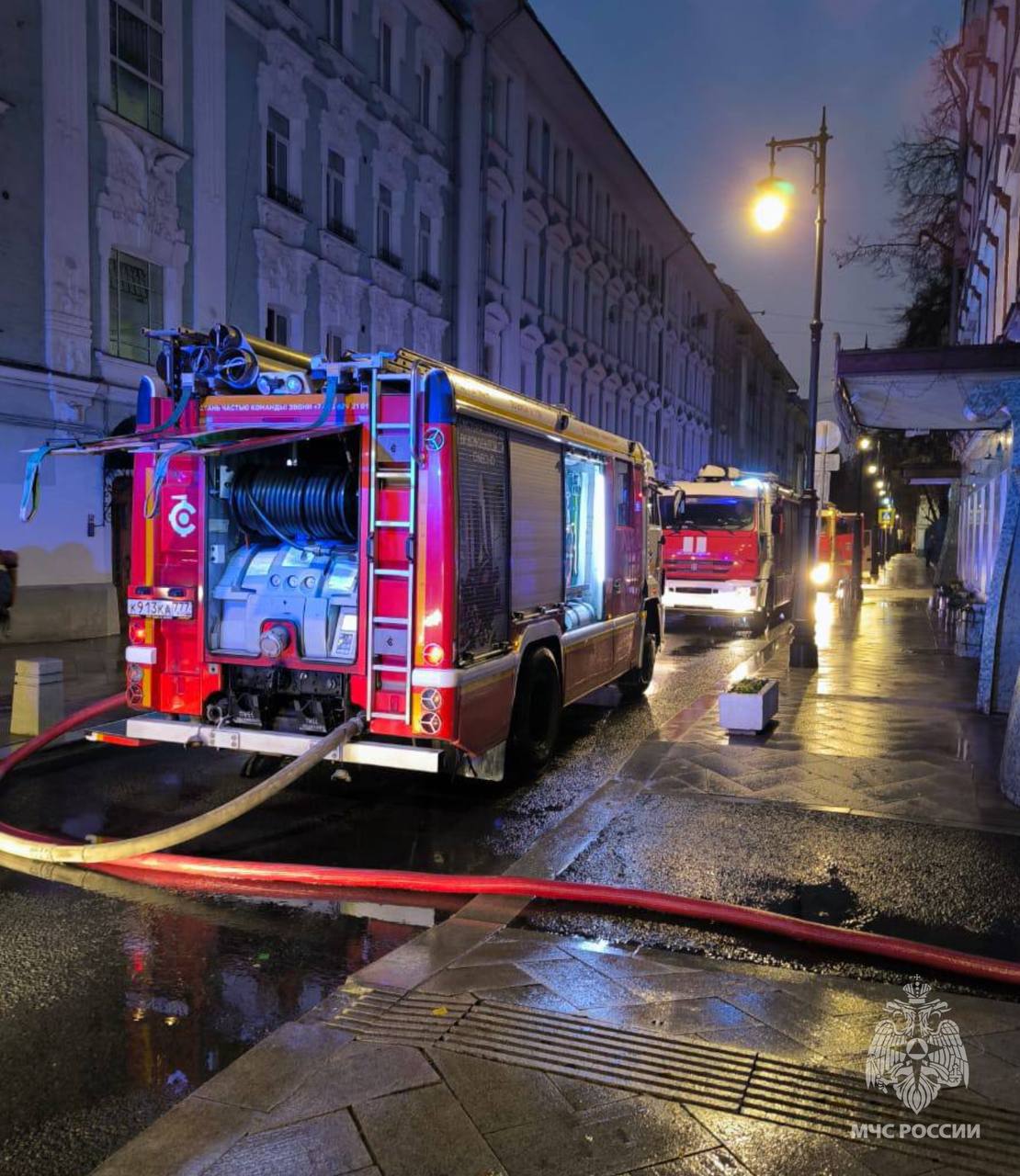 vzryv i pozhar v moskve mchs foto2 В сети появилось эпичное видео мощных последствий взрыва и пожара в центре Москвы