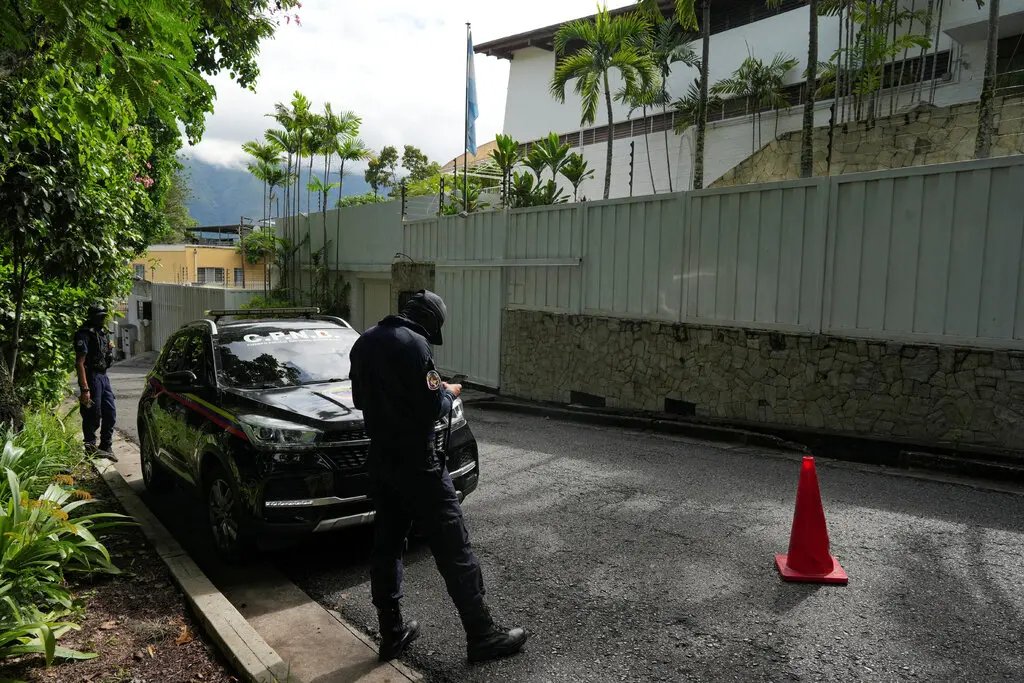 00venezuela embassy harassment mblp jumbo Власти Венесуэлы морят голодом и жаждой своих противников в дипломатическом здании