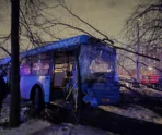 avariya v moskve4 В сети появилось видео массовой аварии на юго-востоке столицы: КАМАЗ протаранил автобус и пожарную машину