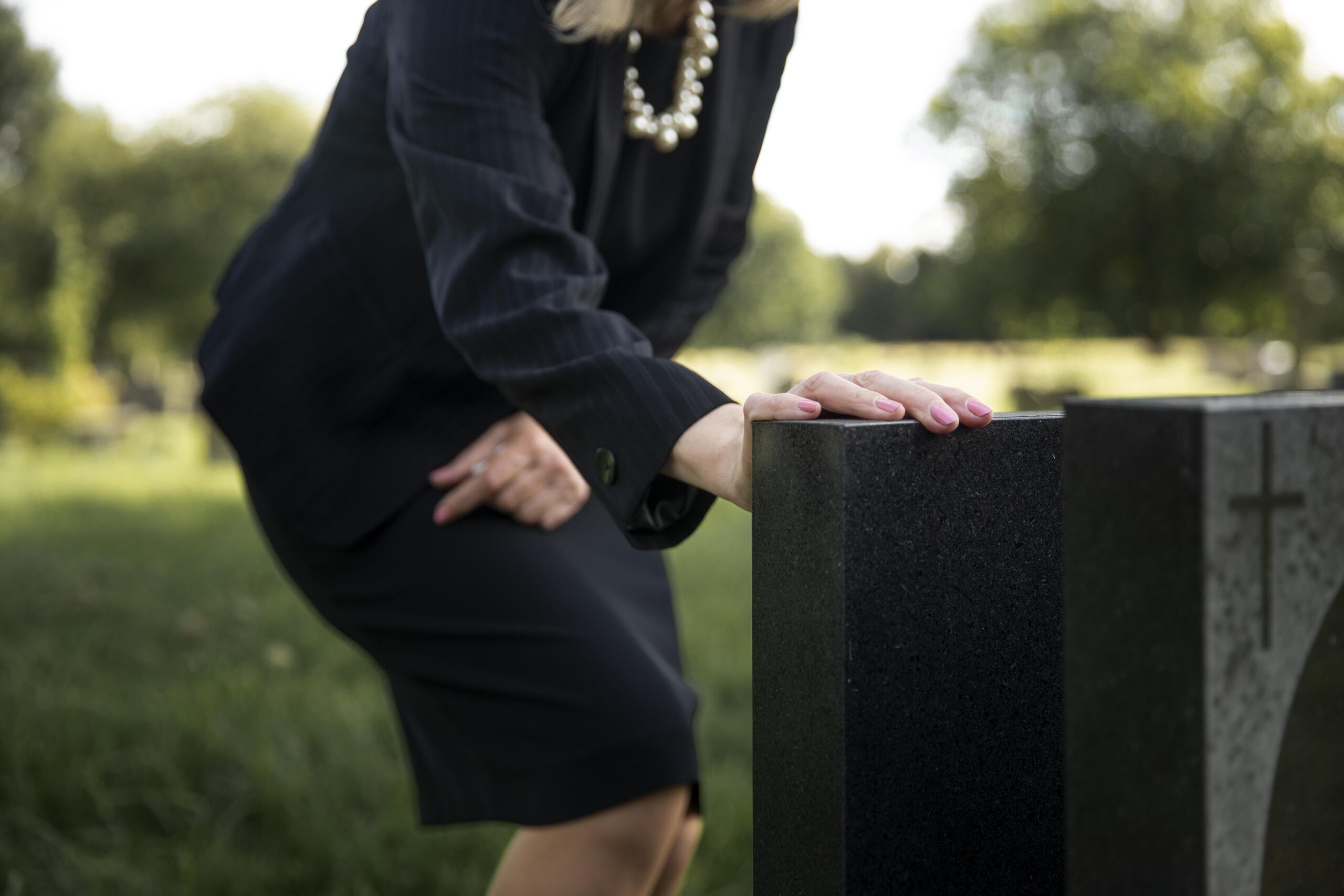 elderly woman visiting grave loved one scaled «Знаете, как жутко?!»: в Челябинске кто-то повадился выбрасывать цинковые гробы возле жилых домов