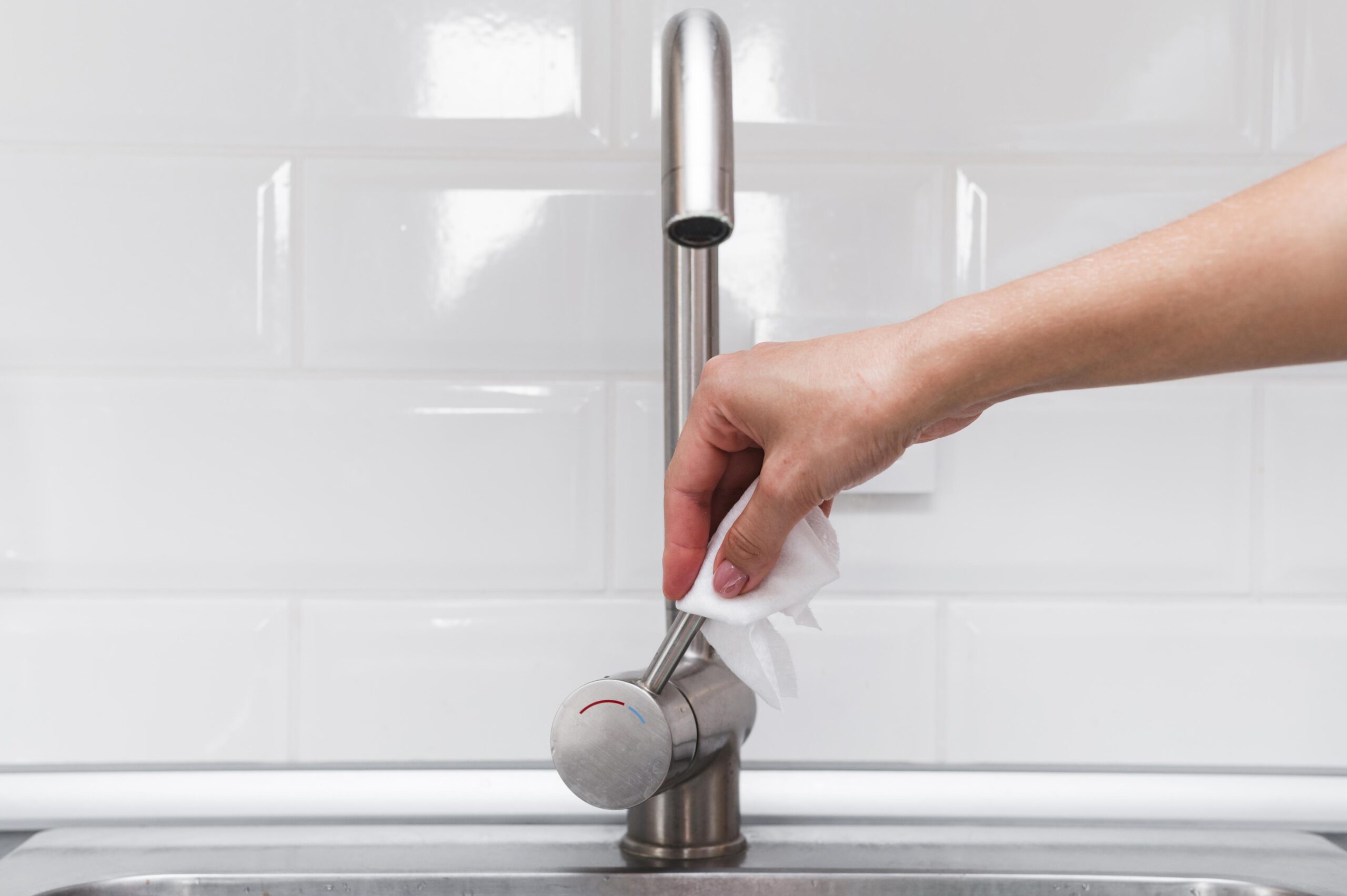 hands disinfecting faucet scaled В Саранске ресурсоснабжающую организацию оштрафовали из-за вонючей воды