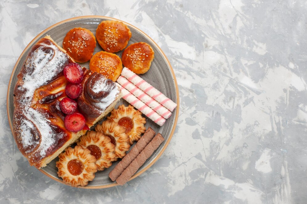 top view delicious strawberry cake with cookies little cakes white surface biscuit sugar cake sweet pie cookie 140725 64527 В Мордовии произвели более тысячи тонн сладкого печенья