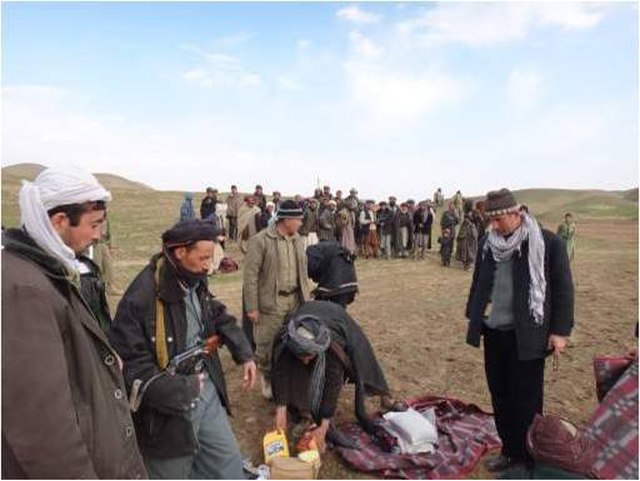 Фото: commons.wikimedia.org/Afghan Local Police distribute humanitarian aid in Sar-e Pul DVIDS510266.jpg/Public domain/