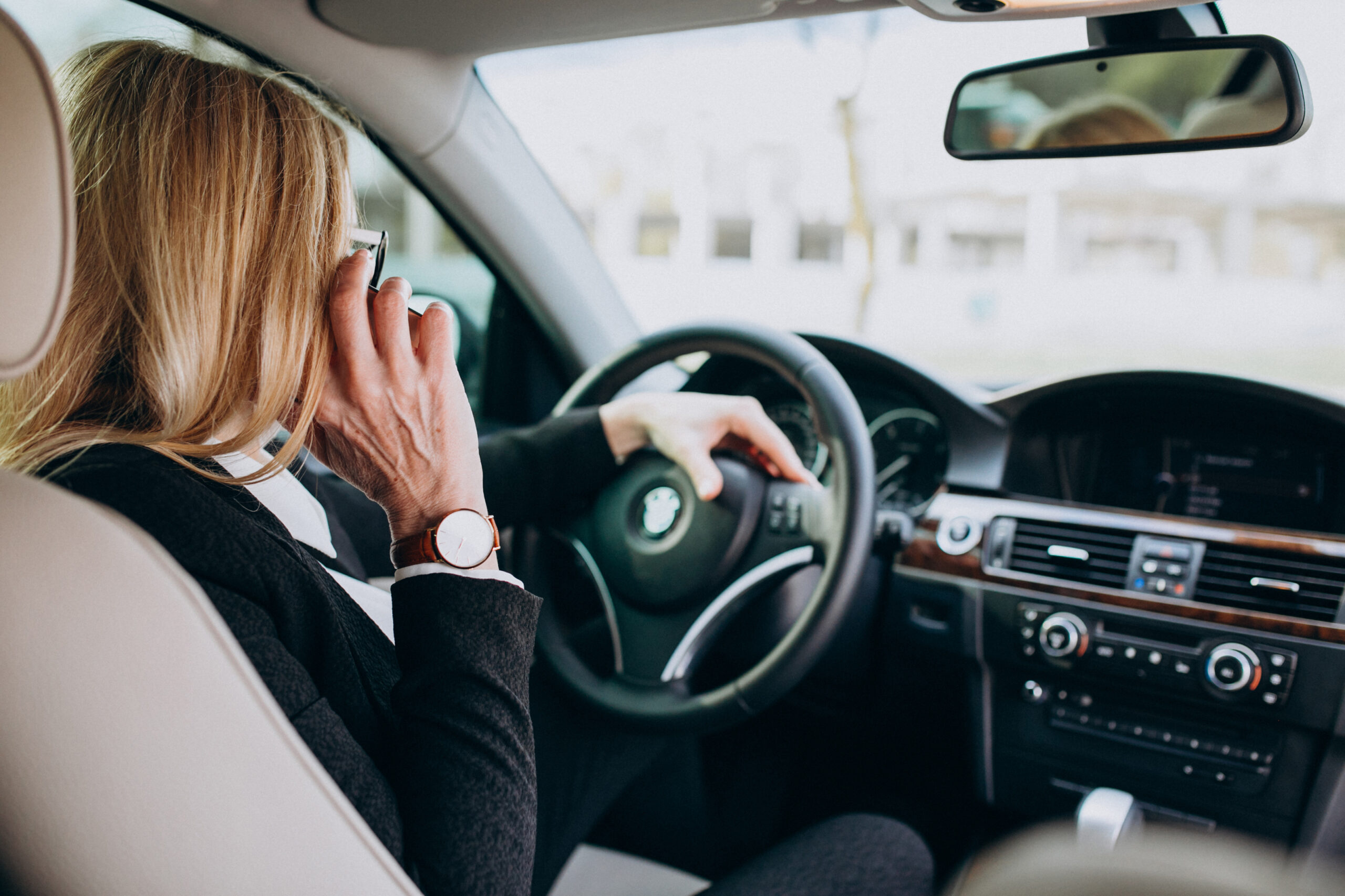 business woman protection mask sitting inside car scaled За новогодние каникулы в Мордовии поймали 1500 нарушителей ПДД