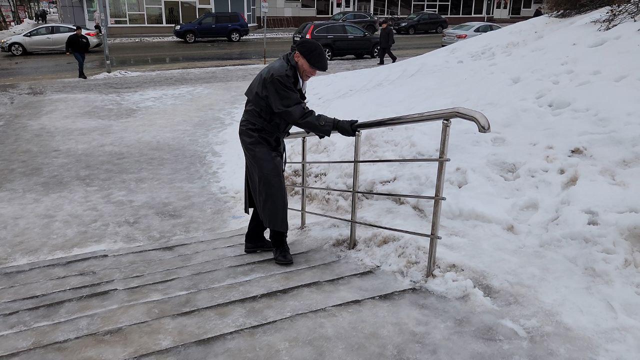 gorka2 В Саранске лестница превратилась в ледяную горку