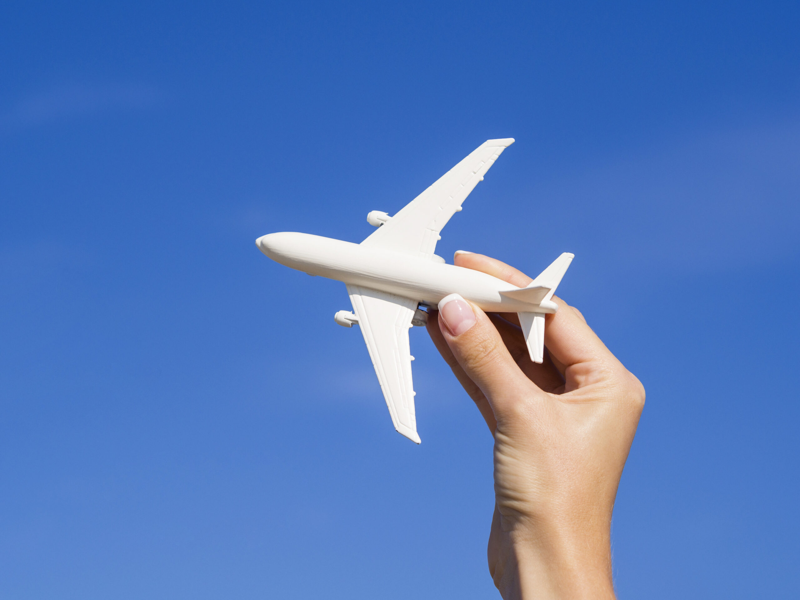 hand holding plane sky scaled В аэропорту Саранска рассказали, что чаще всего забывают пассажиры