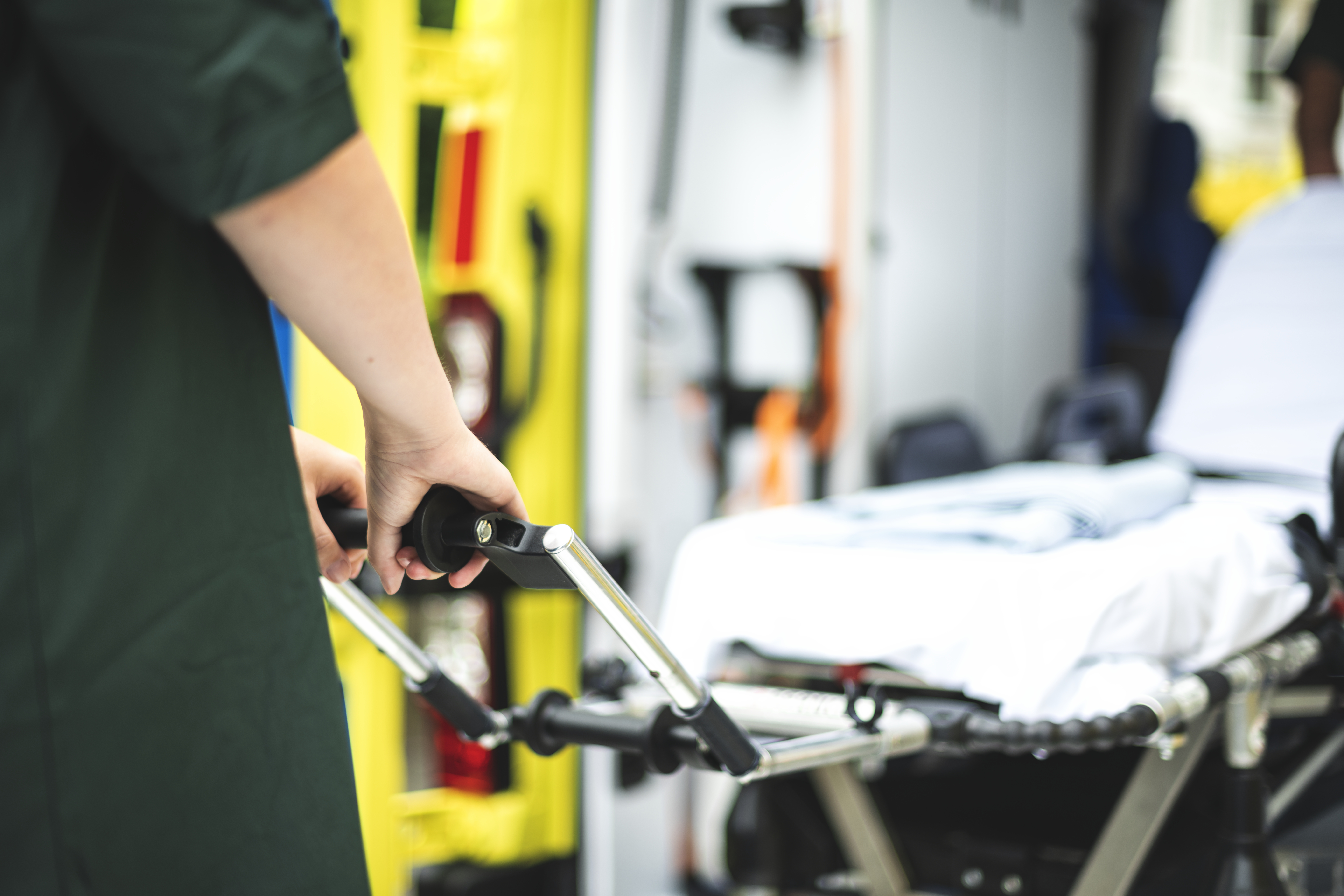 paramedics work with ambulance 1 За неделю в Мордовии скорая помощь выезжала на вызовы 3652 раза