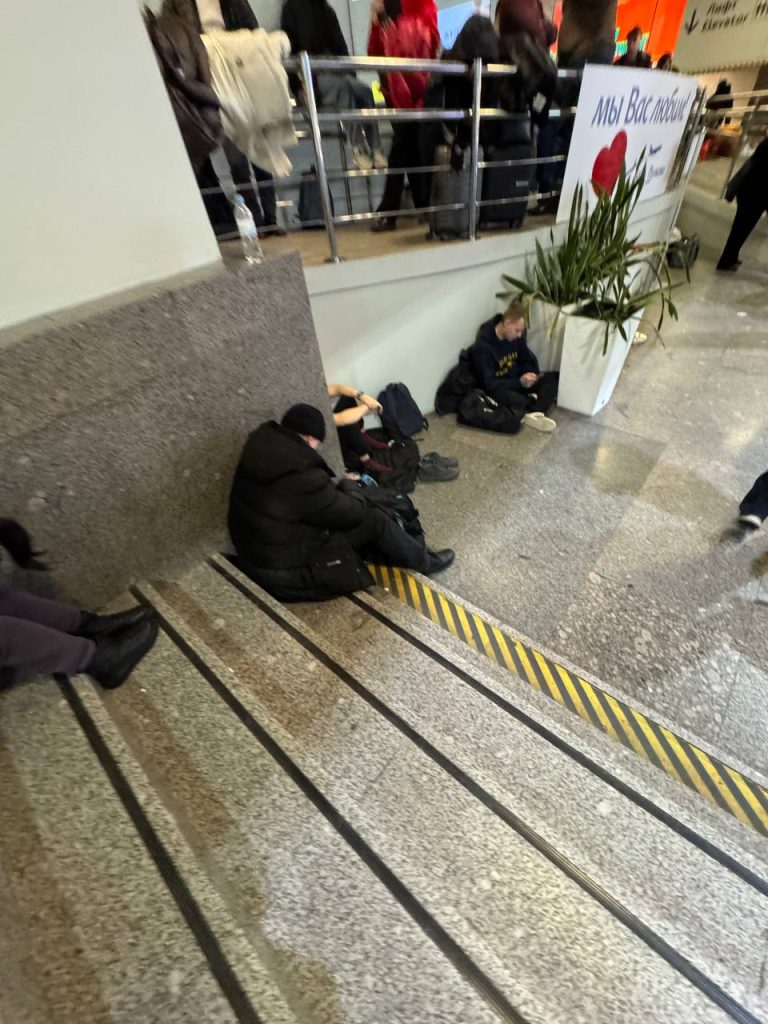«Не хватает техники – чистить взлетные полосы в аэропорту!»: в сети появилось видео громадных столпотворений в Пулково