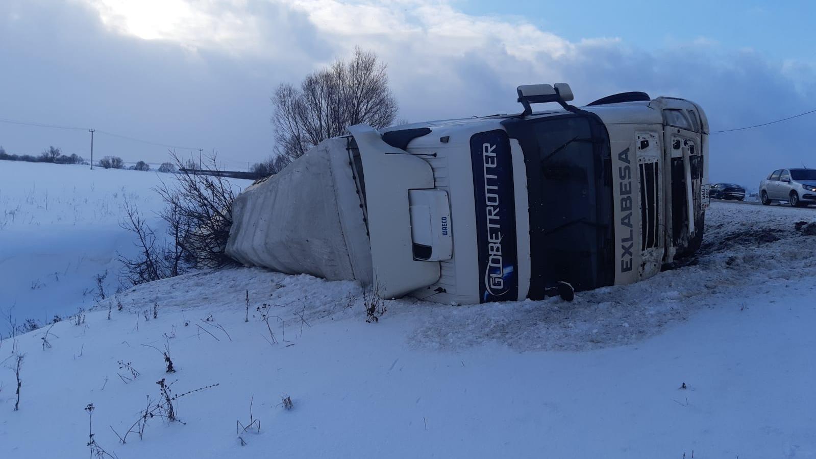 semerka v mordovii vyletela pod furu pogibla devushka 1 В Мордовии «Семерка» перевернула фуру - погибла девушка