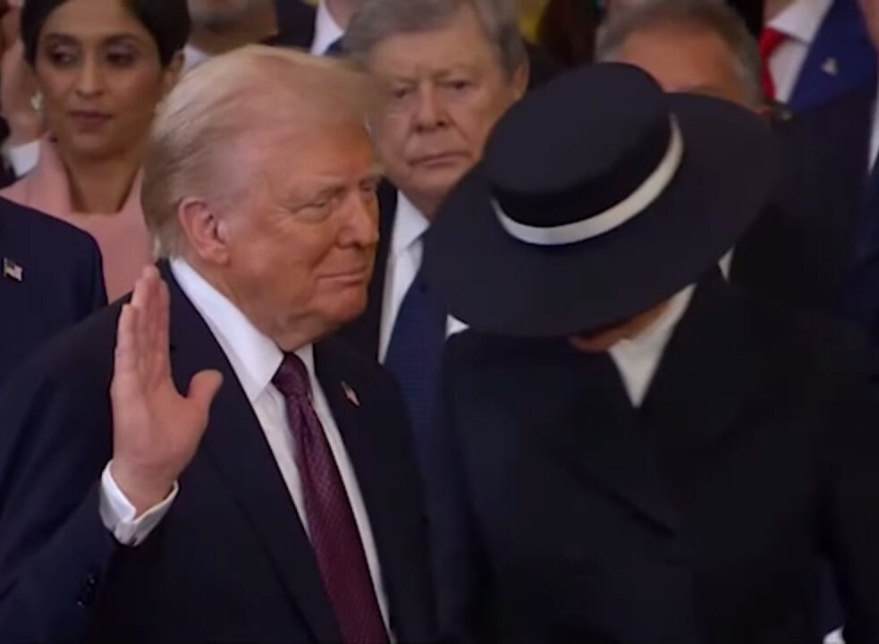tramp prisyaga e1737395543822 Хамство Трампа или манипулятивный протокол? Президент Польши Дуда час ждал американского лидера, а встреча длилась лишь 10 минут