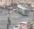 avtobus vrezalsya v ostanovku e1740754437596 Стали известны фатальные последствия аварии в Петербурге, где автобус врезался в остановку: погибли люди