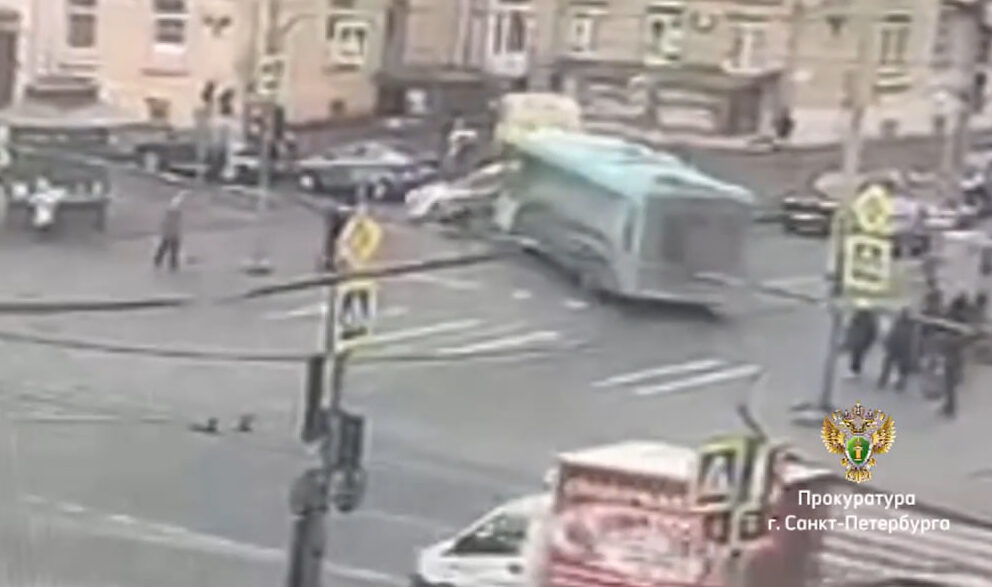 avtobus vrezalsya v ostanovku e1740754437596 Стали известны фатальные последствия аварии в Петербурге, где автобус врезался в остановку: погибли люди