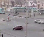 avtobus vrezalsya v ostanovku2 e1740757248136 В сети появилось видео аварии в Петербурге, где автобус въехал в остановку: погибла женщина