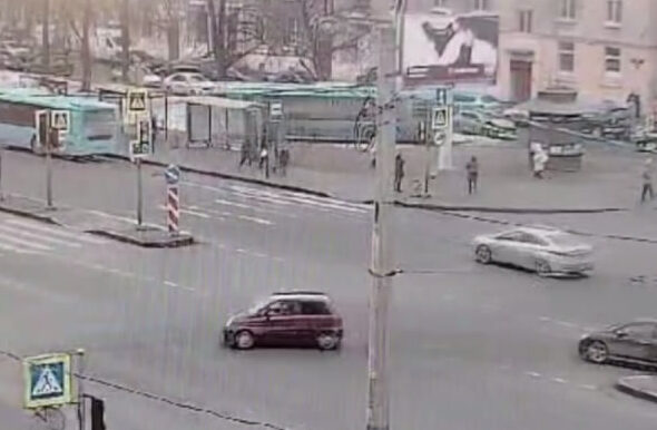 avtobus vrezalsya v ostanovku2 e1740757248136 В сети появилось видео аварии в Петербурге, где автобус въехал в остановку: погибла женщина