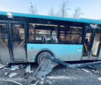 avtobus vrezalsya v ostanovku4 e1740760375408 Стало известно, как предварительно наказали водителя автобуса, устроившего смертельную аварию в Петербурге, в которой погибла женщина