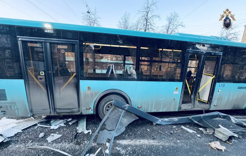 avtobus vrezalsya v ostanovku4 e1740760375408 Стало известно, как предварительно наказали водителя автобуса, устроившего смертельную аварию в Петербурге, в которой погибла женщина