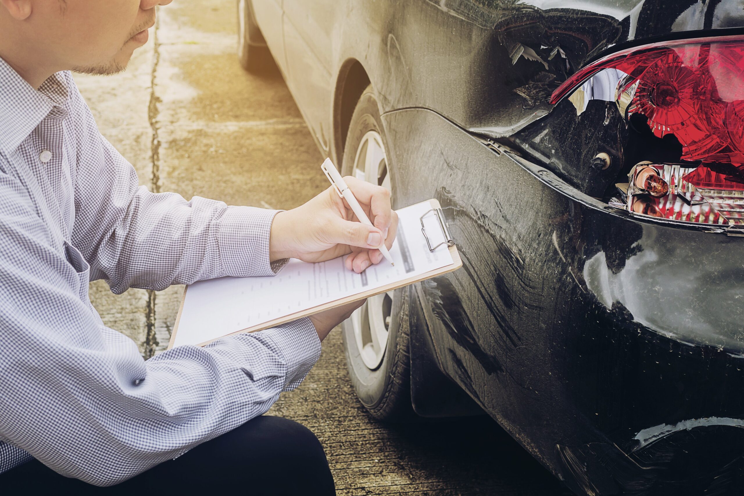 insurance agent working car accident claim process scaled Госавтоинспекция Саранска ищет очевидцев аварии