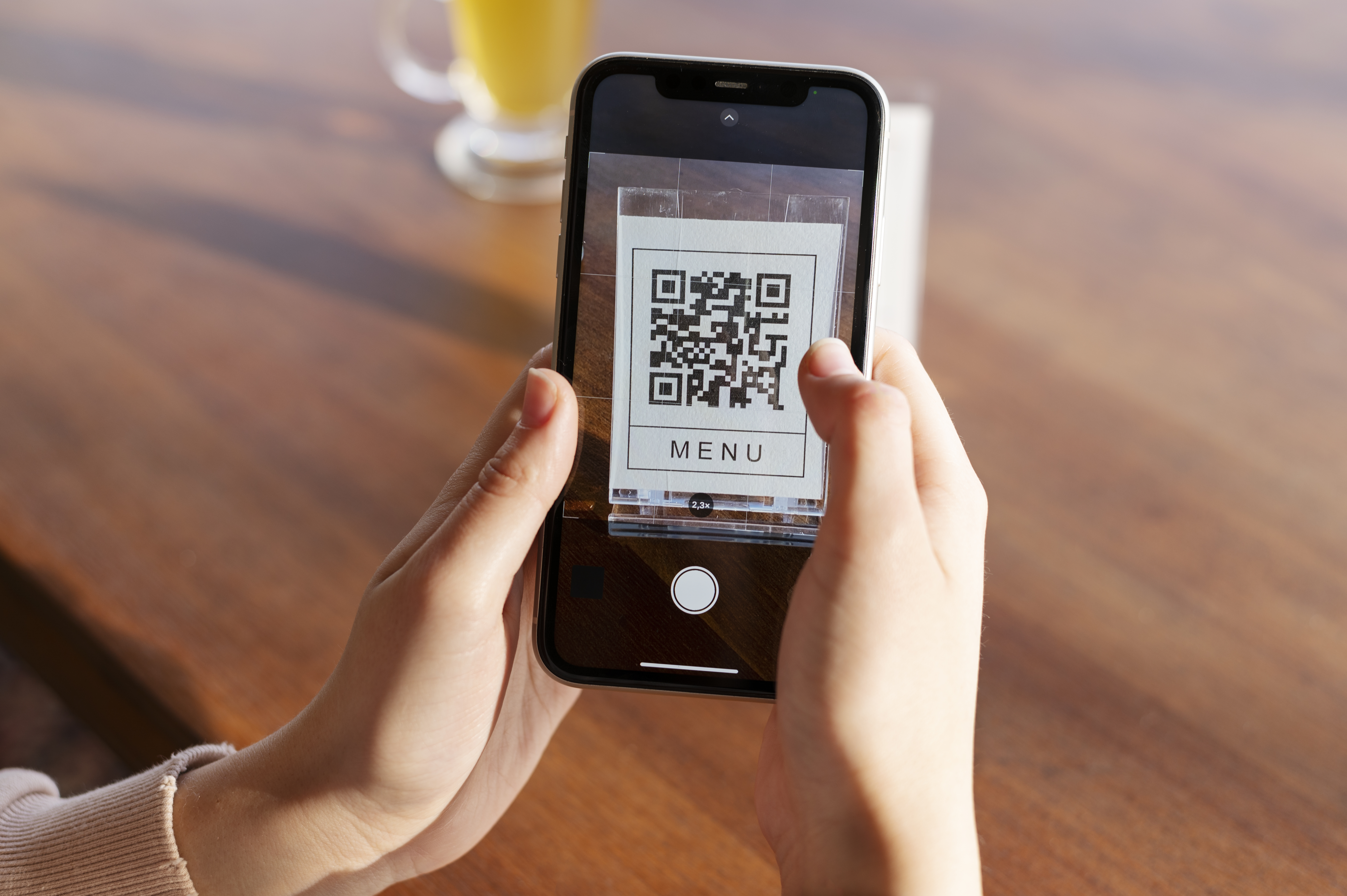 person scanning qr code В Саранске оплата проезда в автобусах переходит на смартфоны
