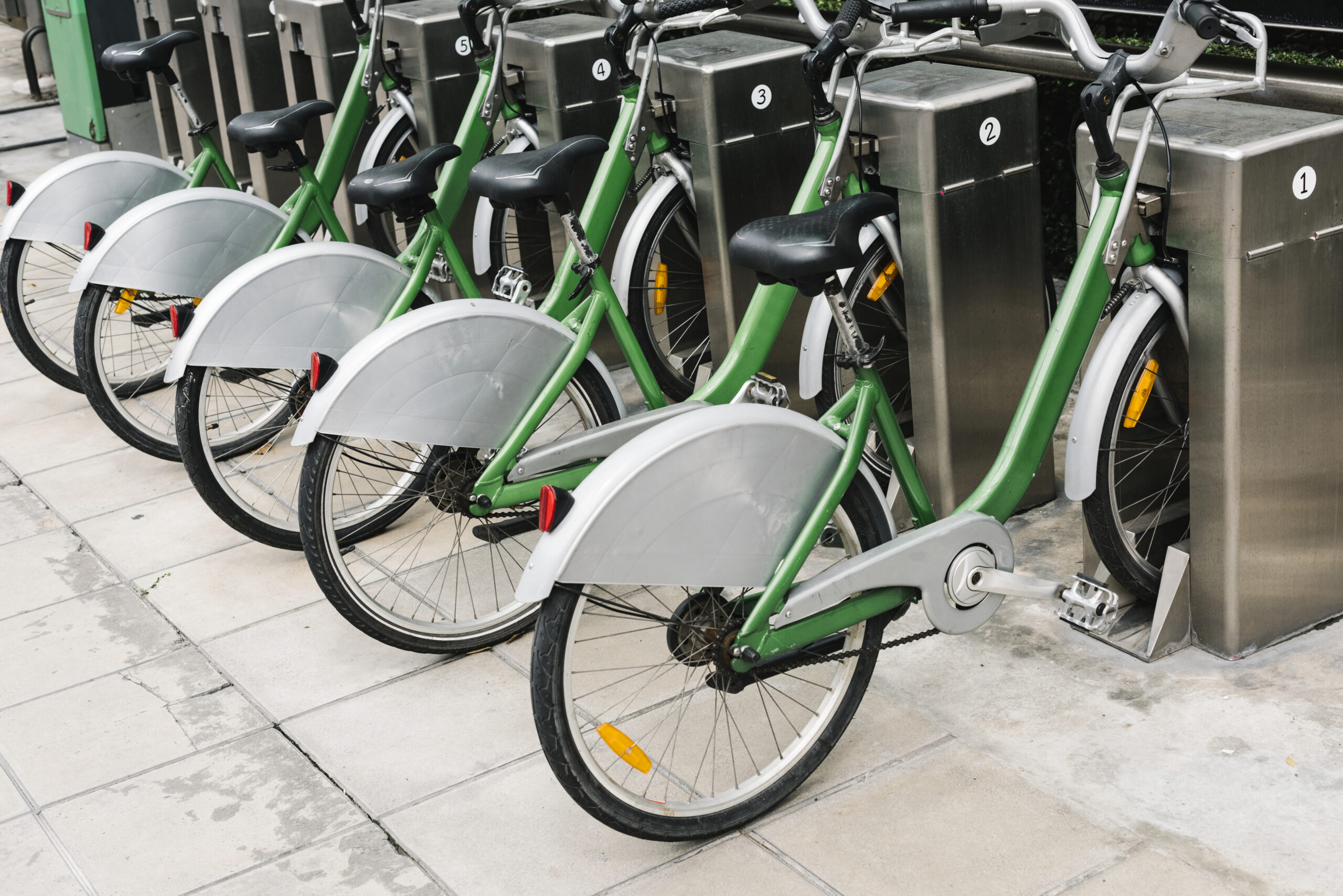 row parked rental bikes scaled 25 человек погибли: в Петербурге могут существенно ограничить в правах курьеров на электровелосипедах  